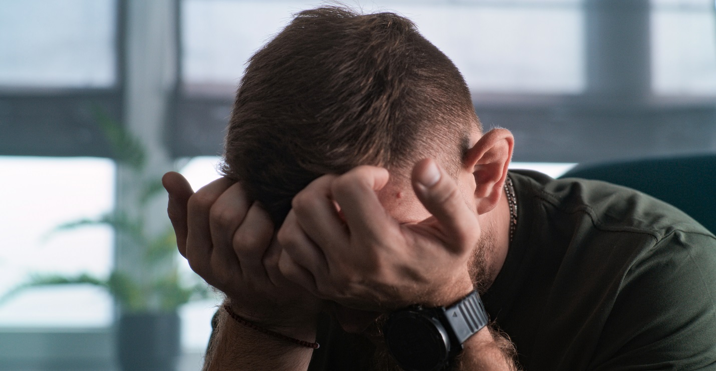 אדם מסוגר שקשה לו חברתית בעקבות דיכאון